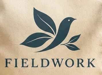 带 FIELDWORK Logo 的咖啡包装原图,保留纸张背景